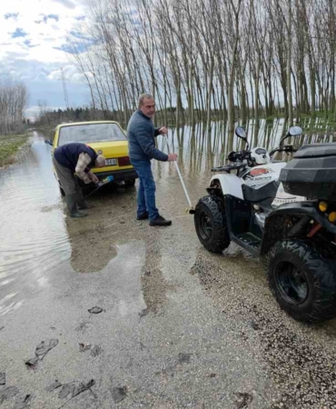 Edirne’de taşkın suları bedava yıkamaya dönüştü: Taşkını fırsata çevirdiler