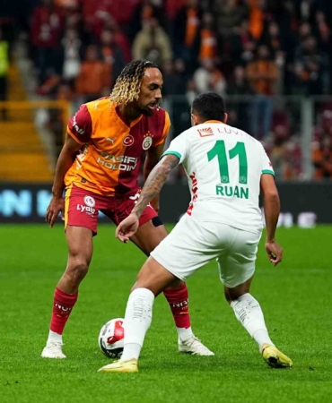 Trendyol Süper Lig: Galatasaray: 1 - Corendon Alanyaspor: 0 (İlk yarı)