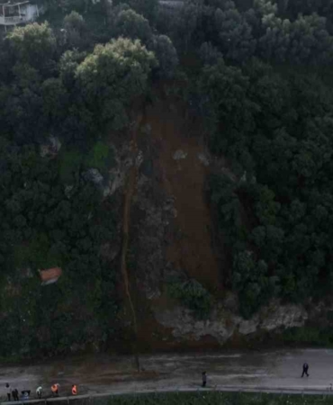 Bursa’da heyelan bölgesi temizlendi...Kayan bölge dron ile görüntülendi