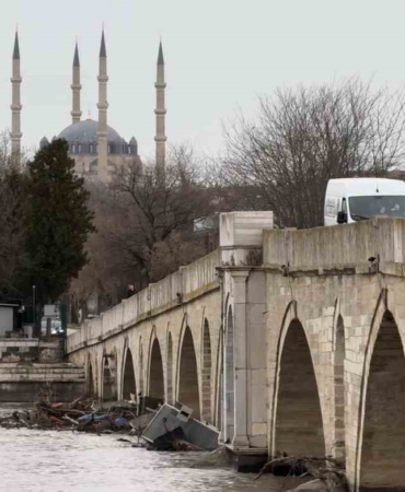 Tarihi Meriç Köprüsü atıklara teslim oldu