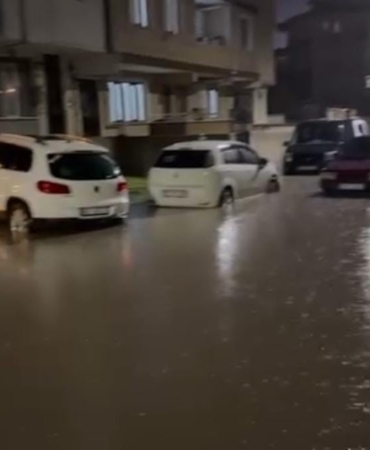 İnegöl’de sağanak hayatı felç etti: Bir sürücü, aracına sandalyeyle böyle bindi