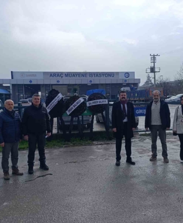 Balıkesir’de TÜVTÜRK önünde siyah çelenkli protesto