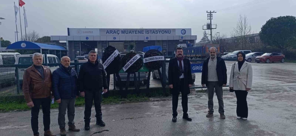 Balıkesir’de TÜVTÜRK önünde siyah çelenkli protesto