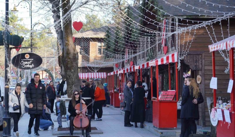 Sevgililer Günü’nde Sanat Sokağı renkli görüntülere sahne oldu