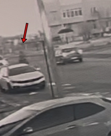 Tekirdağ’da otomobille çarpışan bisikletlinin yaralandığı feci kaza kamerada