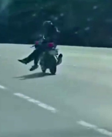 Arnavutköy-Sultangazi yolunda tehlikeli motosiklet yolculuğu