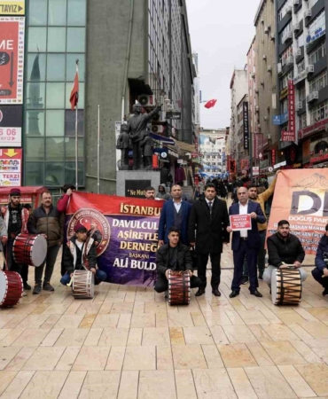 İstanbul’daki davulcular Şirinevler Meydanı’nda sessiz eylem yaptı
