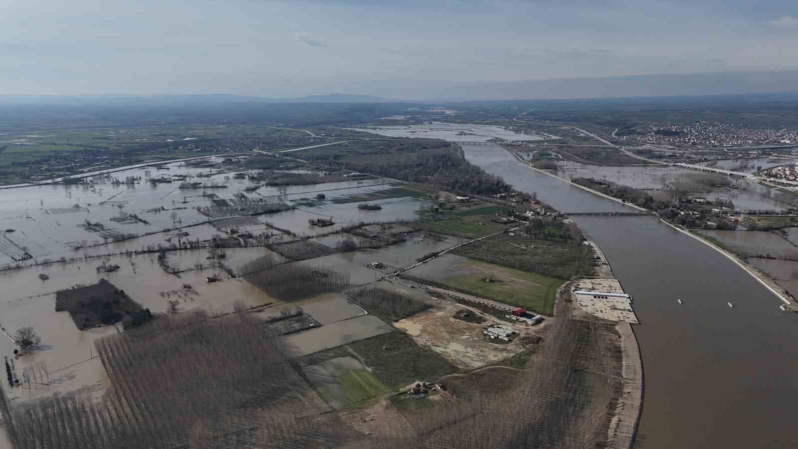 Edirne’de sular altında kalan yerleşim alanları ve çiftlikler havadan görüntülendi