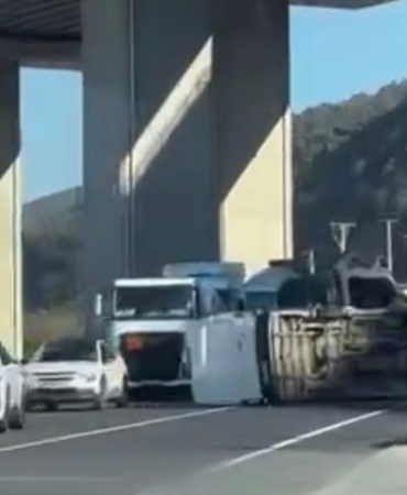 Devrilen minibüs, yolun karşısına geçti