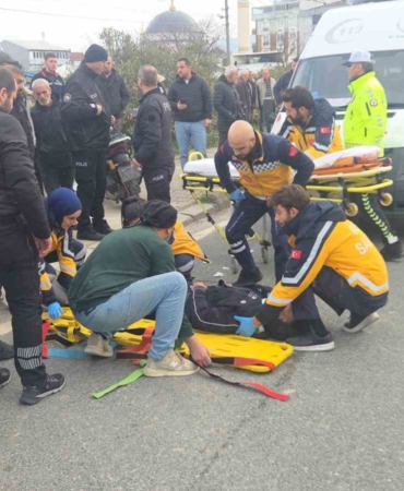 Otomobile çarpan motosiklet savruldu: 2 yaralı