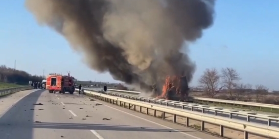 Edirne’de domates yüklü tır alev alev yandı