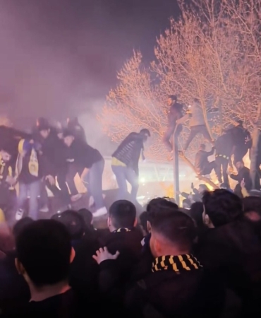 Kante’yi karşılamak isteyen taraftarların çıktığı çardak çöktü: O anlar kamerada