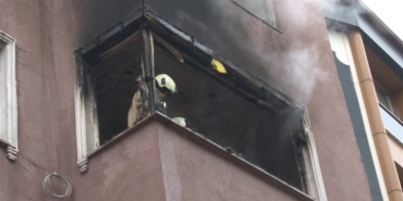 Esenler’de 4 katlı binada yangın paniği: Küle dönenen daire kullanılamaz hale geldi