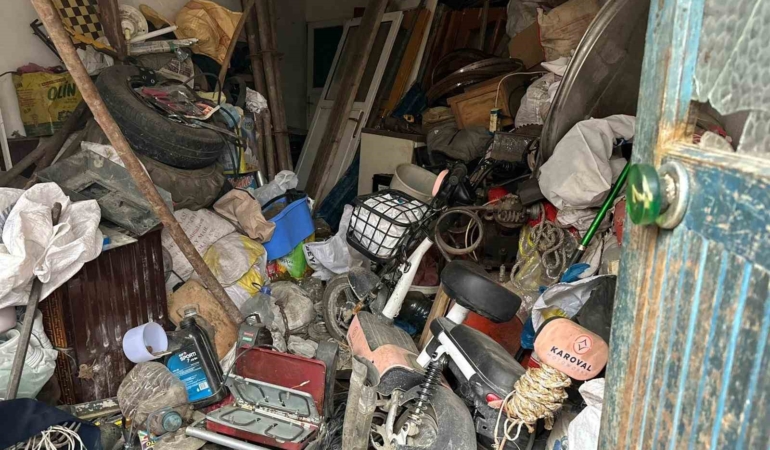 20 kamyon dolusu çöpü 25 yılda evinde biriktirmiş