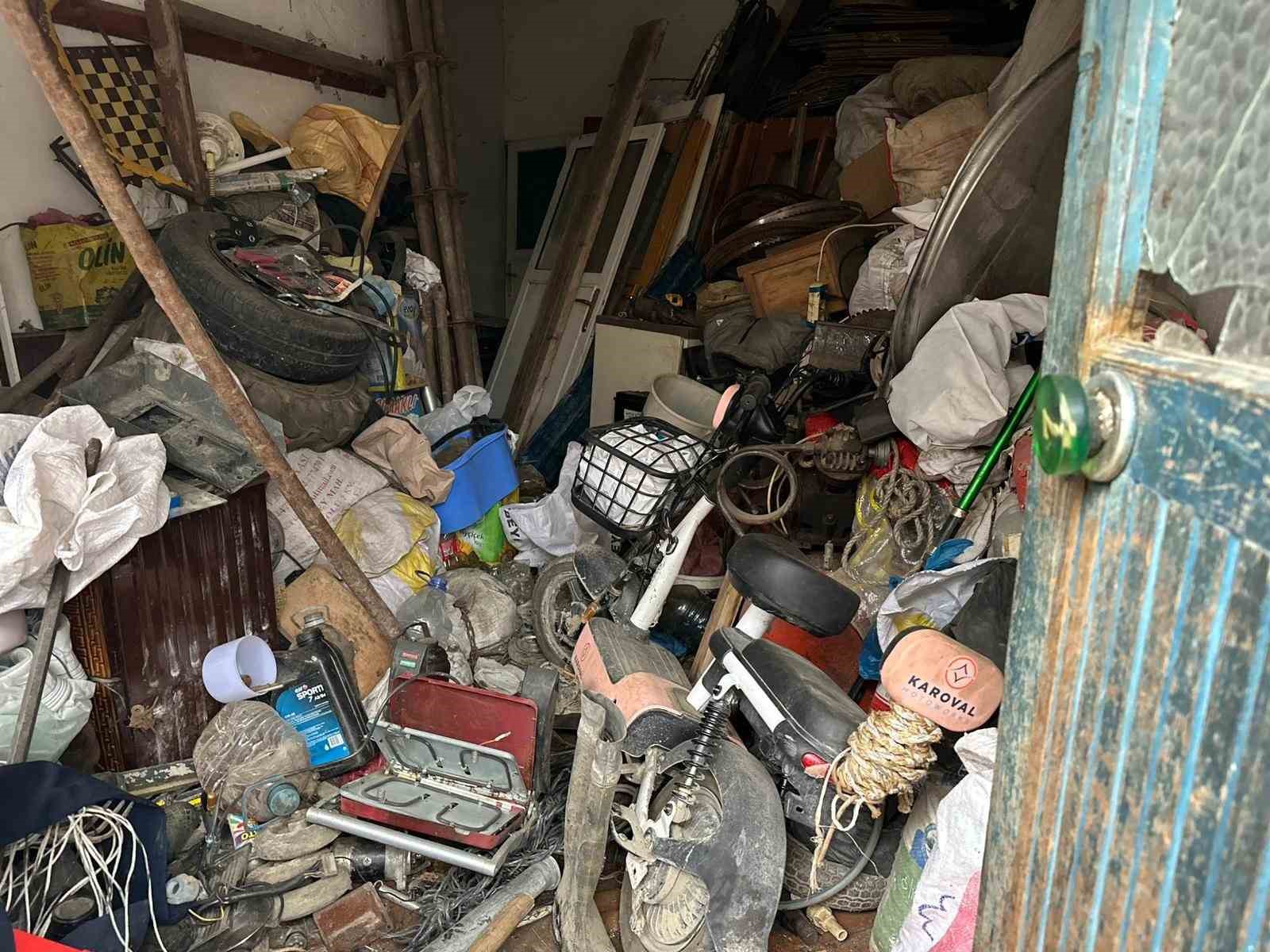 20 kamyon dolusu çöpü 25 yılda evinde biriktirmiş