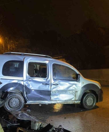 Kocaeli’de 3 aracın karıştığı zincirleme kazada sürücü kaçtı: 1 yaralı