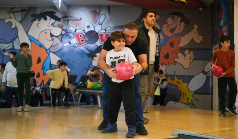 Baba oğul bowling turnuvası renkli anlara sahne oldu