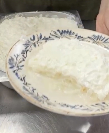 Osmanlı mutfağının hafif tatlısı Güllaç Ramazan sofralarını süslüyor