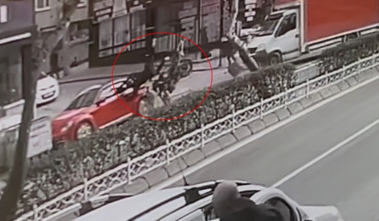 Motosiklet dönüş yapan kamyonete ve park halindeki otomobile çarpıp takla attı