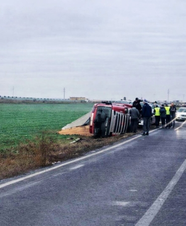Muratlı’da kamyon devrildi