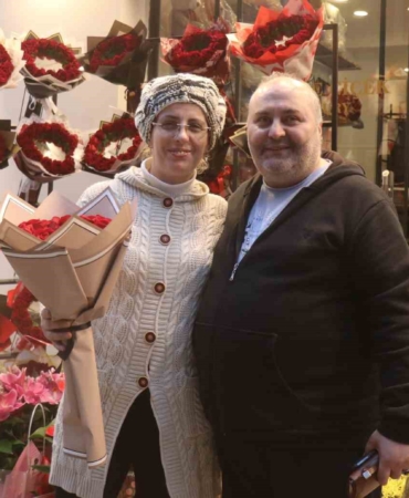 "11 kez istedim, 11’incide aldım" dedi, 26 yıllık aşkını gül ile taçlandırdı