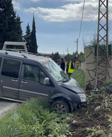 Çorlu’da aracın elektrik direğine çarptığı kaza kamerada