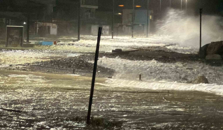 Edremit’te fırtınada deniz ve kara adeta birleşti