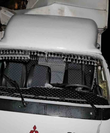 Sarıyer’de seyir halindeki kamyonet yol kenarındaki ağaca çarptı