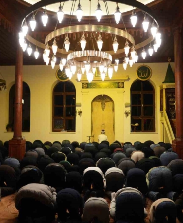 700 yıllık camide ilk teravih namazı kılındı