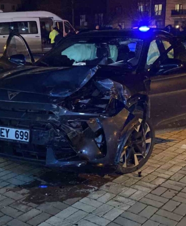 Bursa’da otomobil ile minibüs çarpıştı: 9 yaralı