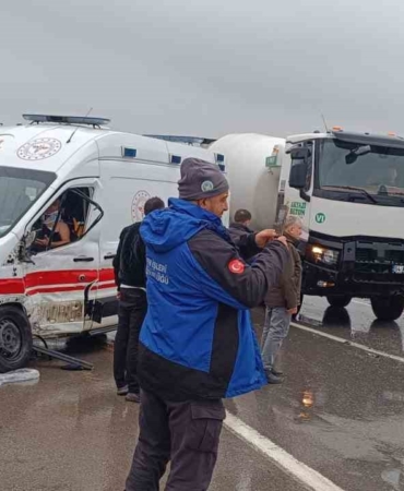 Sakarya’da ambulans ile işçi servisi çarpıştı: 11 yaralı