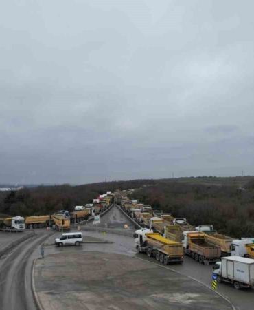 Arnavutköy’de döküm sahası yolunda kilometrelerce hafriyat kuyruğu