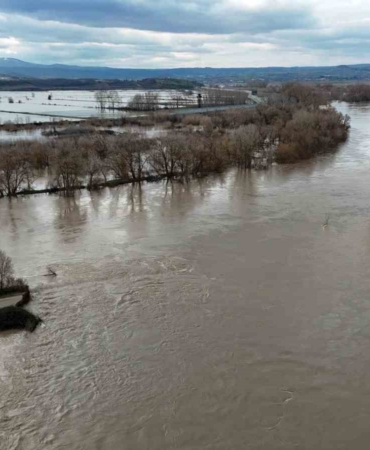 Edirne’de yüzlerce dönüm tarım arazisi sular altında
