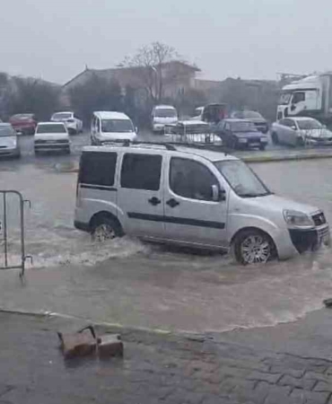 Sağanak yağış hayatı olumsuz etkiledi