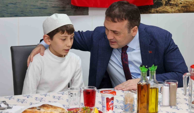 Geleceğin minik hafızları iftarda bir araya geldi