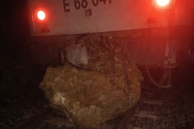 Düşen kaya treni raydan çıkardı, yolcular otobüslerle nakledildi