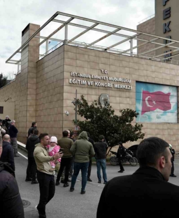 Zeytinburnu’nda bulunan polisevinin çatısında bilinmeyen bir nedenle yangın çıktı. Olay yerine çok sayıda itfaiye ekibi sevk edildi, ekiplerin söndürme çalışması sürüyor.