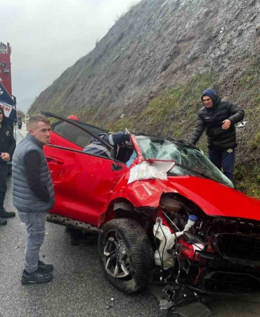 Balıkesir’de otomobil yoldan çıktı: 2 yaralı