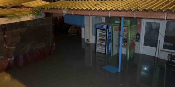 Çanakkale’de Sarıçay taştı, iş yerleri sular altında kaldı