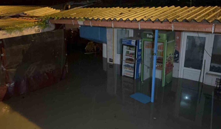 Çanakkale’de Sarıçay taştı, iş yerleri sular altında kaldı