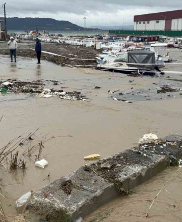Çanakkale’de sağanak yağış nedeniyle Kepez çayı taştı