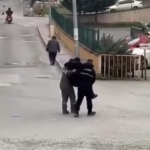 Rahatsızlanan yaşlı vatandaşı belediye işçileri kucaklarında taşıdı