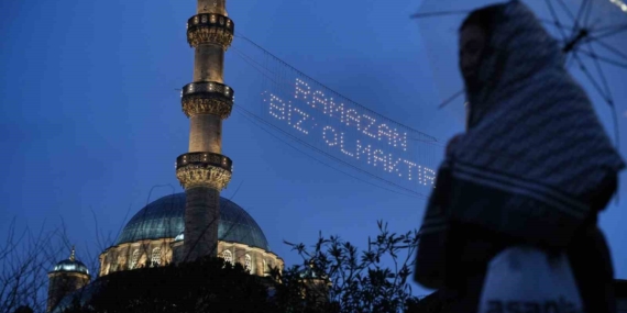 Ramazan ayının müjdecisi mahyalar yanmaya başladı