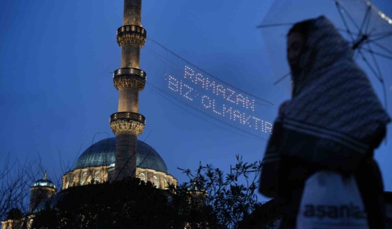 Ramazan ayının müjdecisi mahyalar yanmaya başladı