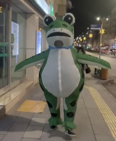 Şişme kurbağa kostümüyle caddede dolaştı, hem şaşırttı, hem gülümsetti