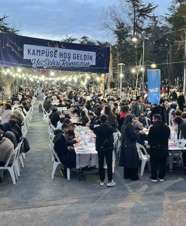 İstanbul Üniversitesi’nde düzenlenen iftara binlerce öğrenci katıldı