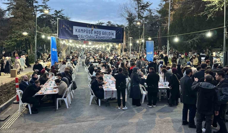 İstanbul Üniversitesi’nde düzenlenen iftara binlerce öğrenci katıldı