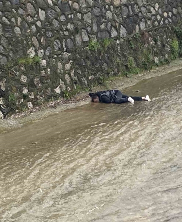 Bursa’da dereye düşen adam kalp masajıyla hayata döndürüldü