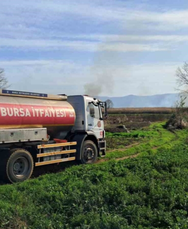 İznik’te rüzgarla birlikte sazlık yangını büyüyor