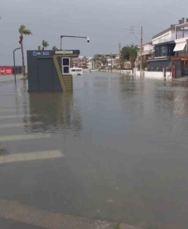 Deniz kabardı yollar göle döndü